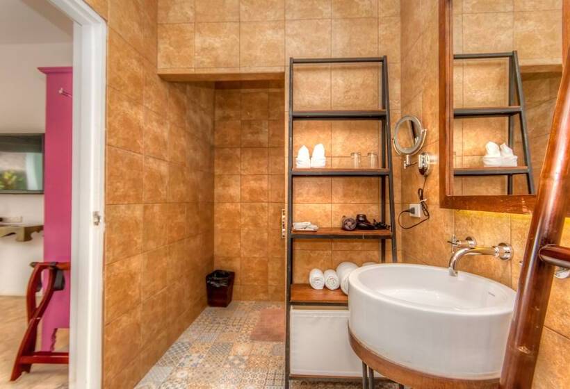 هتل Sanae Beach Huahin