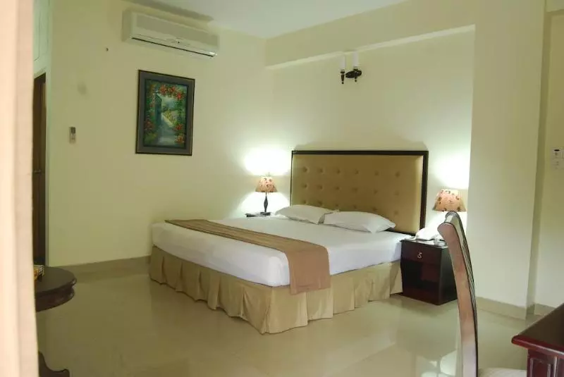 هتل Ambassador Residency