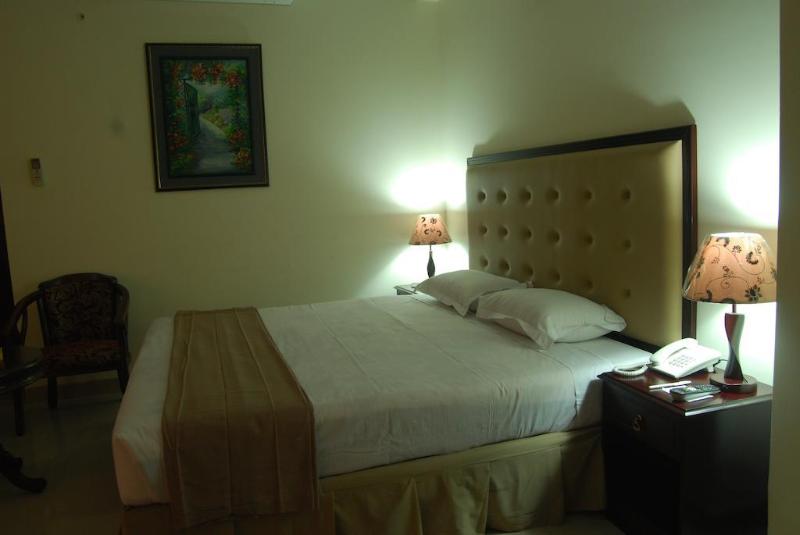 هتل Ambassador Residency