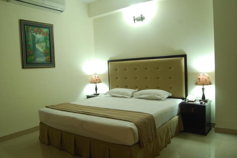 هتل Ambassador Residency