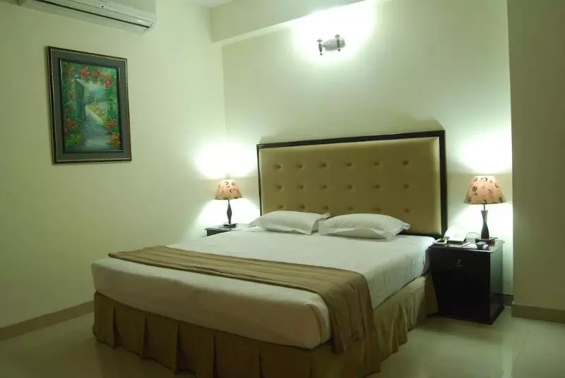 هتل Ambassador Residency