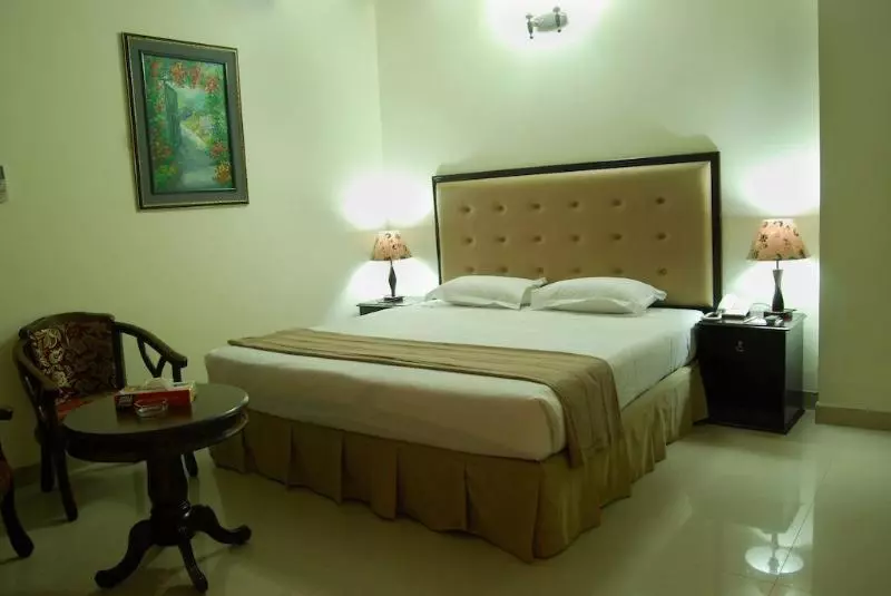 هتل Ambassador Residency