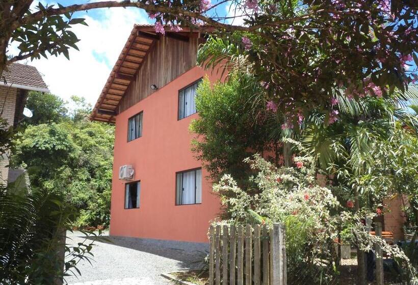 Hostel Dina & Suítes