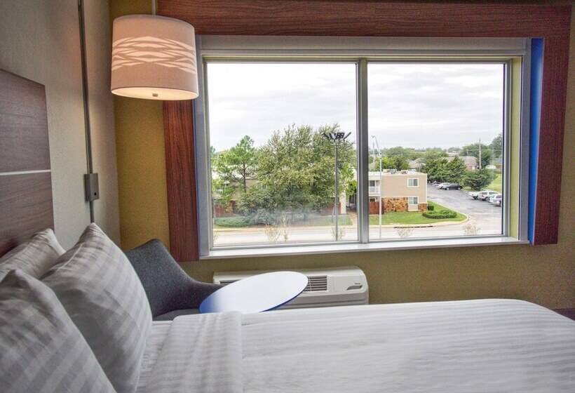 בית מלון כפרי Holiday Inn Express & Suites Moore, An Ihg