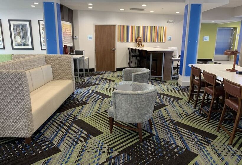 בית מלון כפרי Holiday Inn Express & Suites Moore, An Ihg