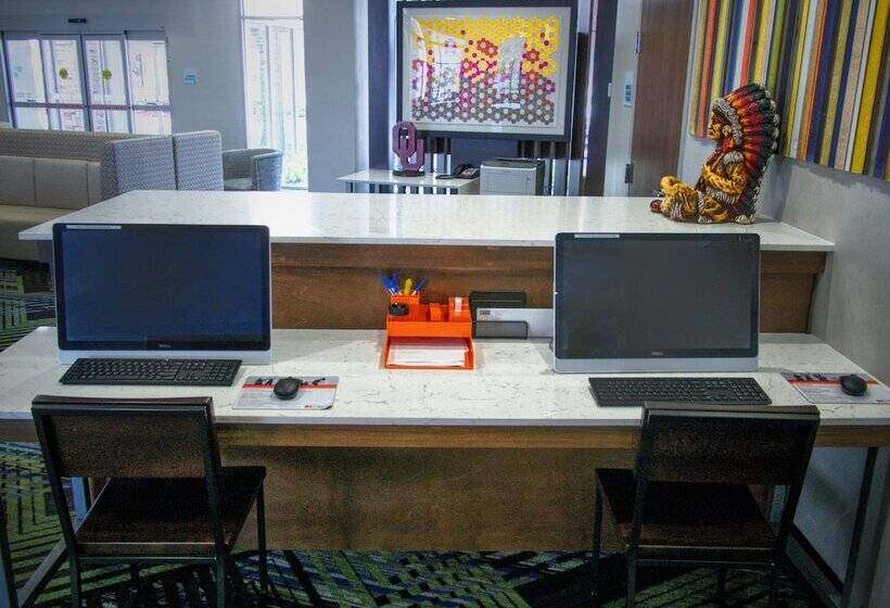 בית מלון כפרי Holiday Inn Express & Suites Moore, An Ihg