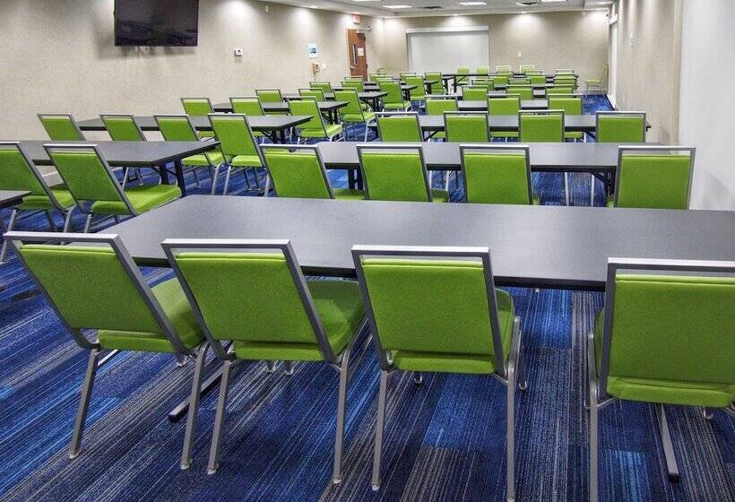 בית מלון כפרי Holiday Inn Express & Suites Moore, An Ihg