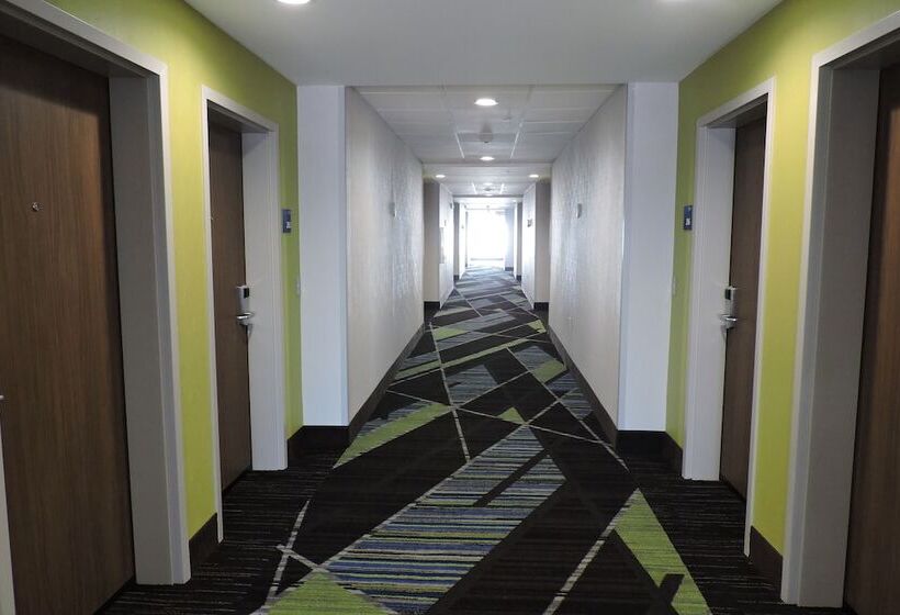 בית מלון כפרי Holiday Inn Express & Suites Moore, An Ihg