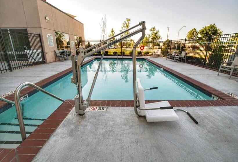 בית מלון כפרי Holiday Inn Express & Suites Moore, An Ihg