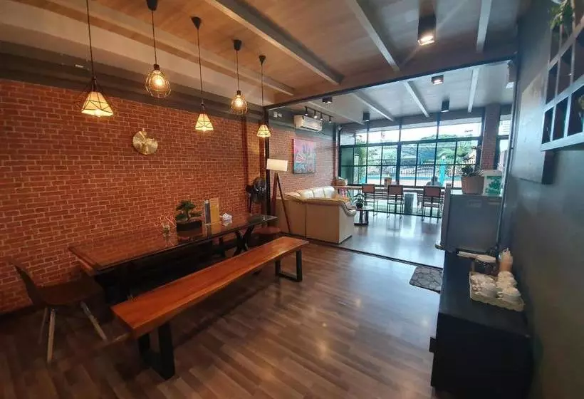 تختخواب و صبحانه Sleep Airport Chiang Mai