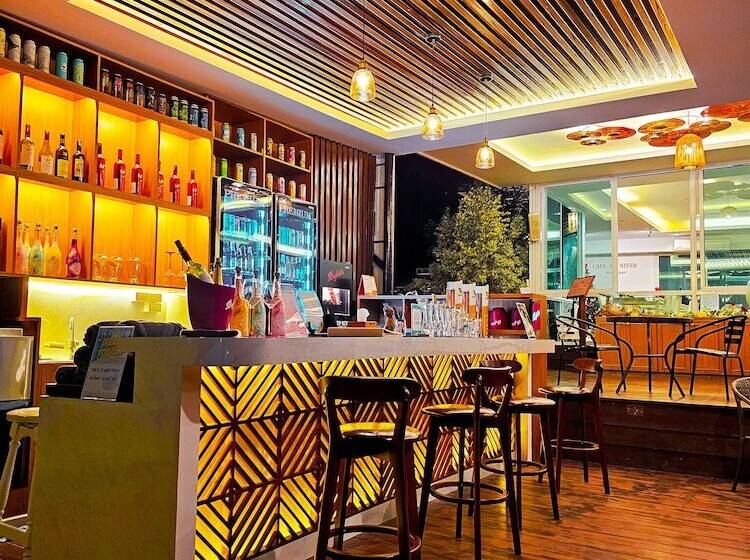 Otel Chiangkhan River Mountain Resort