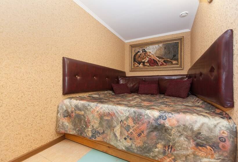 Regina Hotel On Universitetskaya