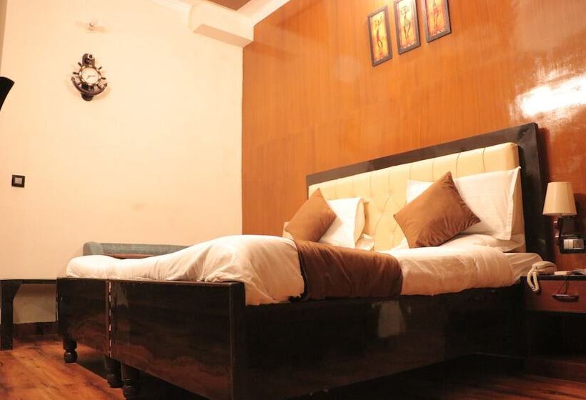 فندق Rajat Residency