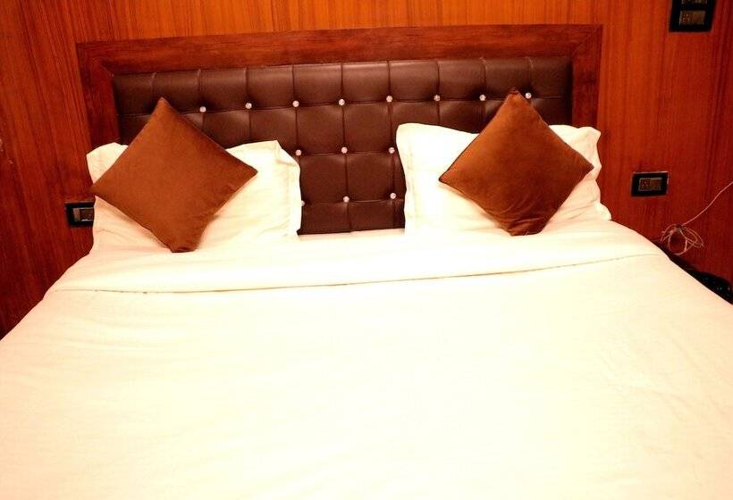 فندق Rajat Residency