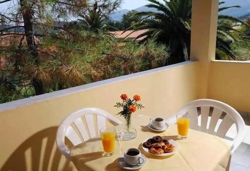 ホテル Feeloxenia Corfu Apartments