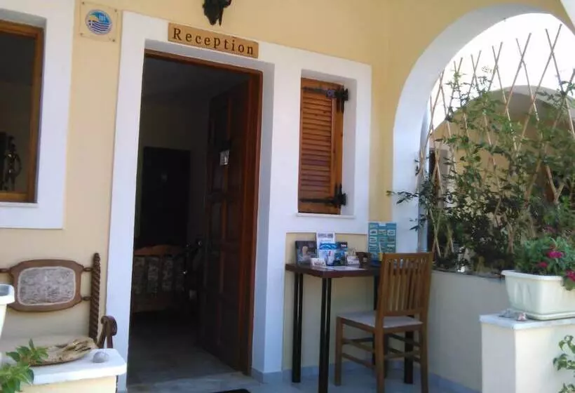 ホテル Feeloxenia Corfu Apartments