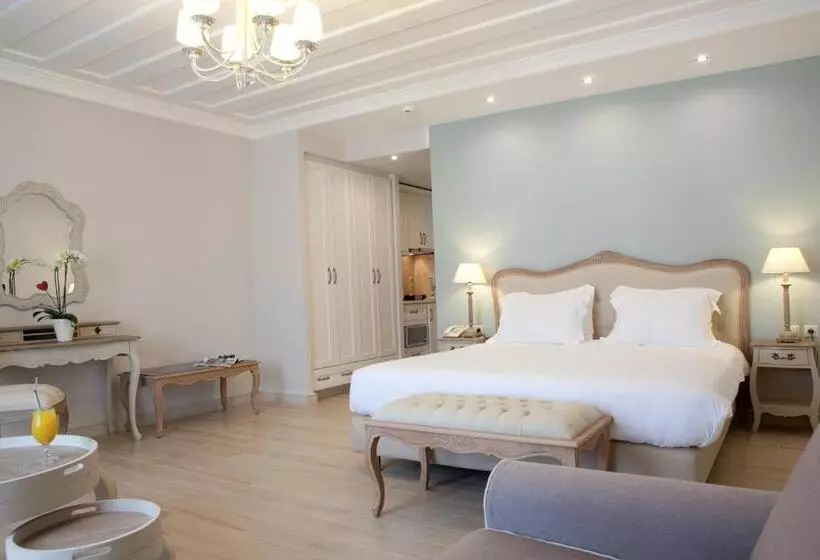 Royal Nidri Hotel & Apartments