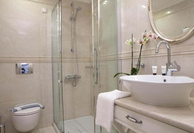 Royal Nidri Hotel & Apartments