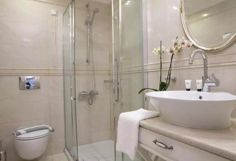 Royal Nidri Hotel & Apartments
