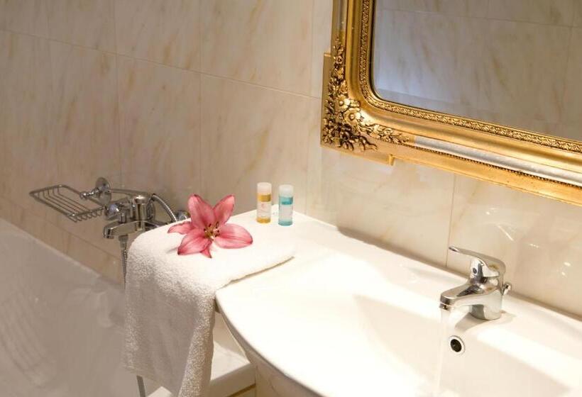 Royal Nidri Hotel & Apartments