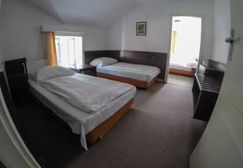 هتل Hostel Eden