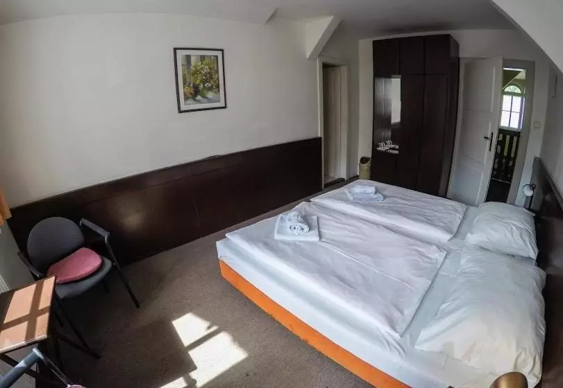 هتل Hostel Eden