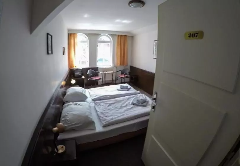 هتل Hostel Eden