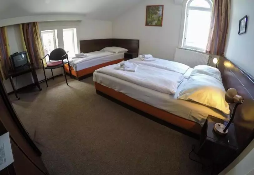هتل Hostel Eden