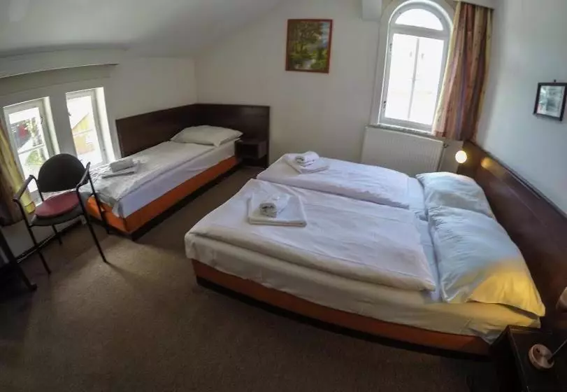 هتل Hostel Eden