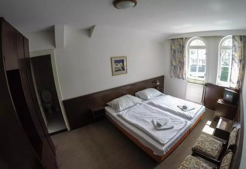 هتل Hostel Eden