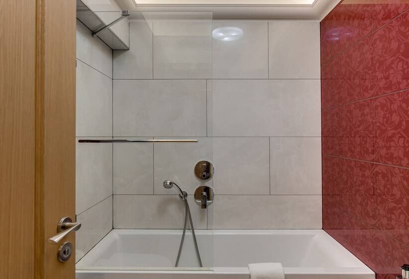 هتل Louren The Bridge Inn