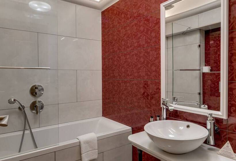 هتل Louren The Bridge Inn