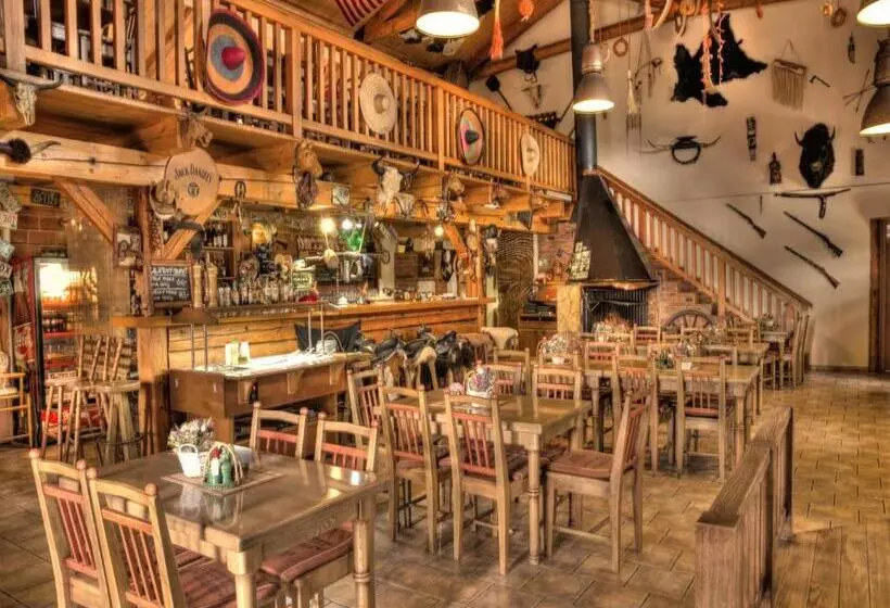 ホテル Steak Restaurant Penzion Country Saloon