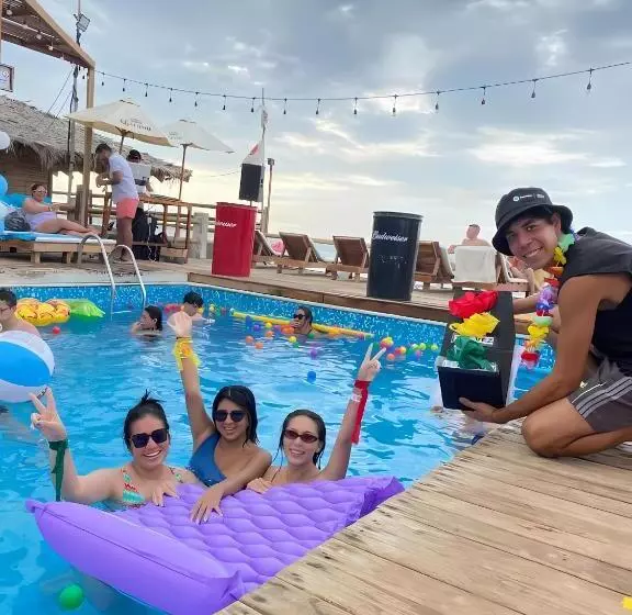 ホテル The Point Mancora Beach