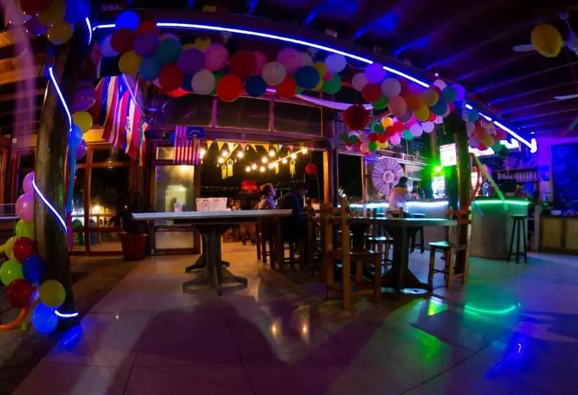 ホテル The Point Mancora Beach
