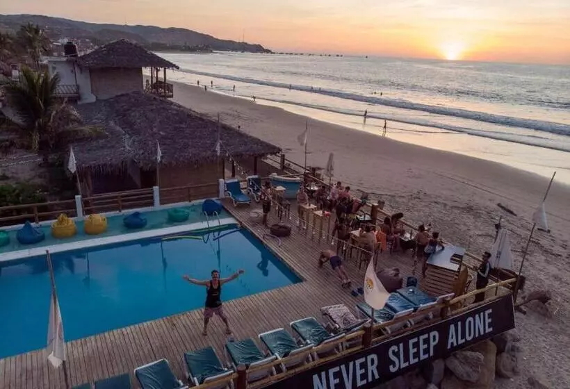 ホテル The Point Mancora Beach