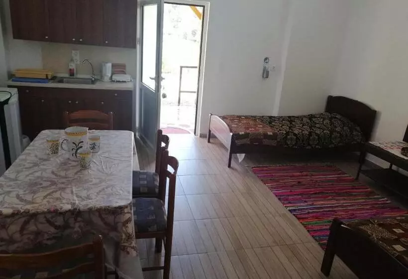 Hotelli Villa Costas   Popi