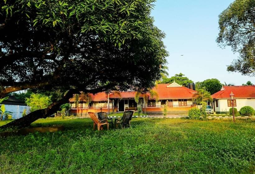 פנסיון Baywatch Beach Resort