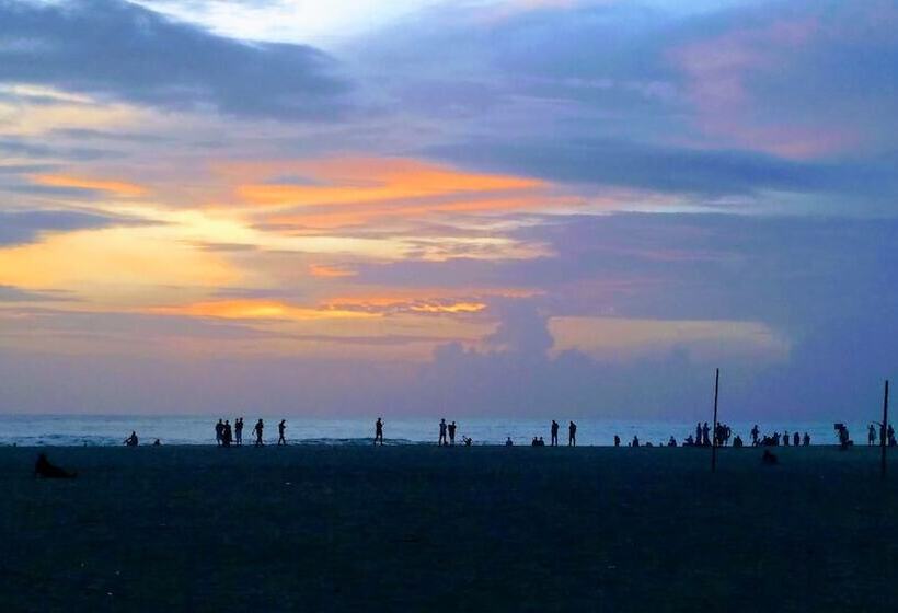 פנסיון Baywatch Beach Resort
