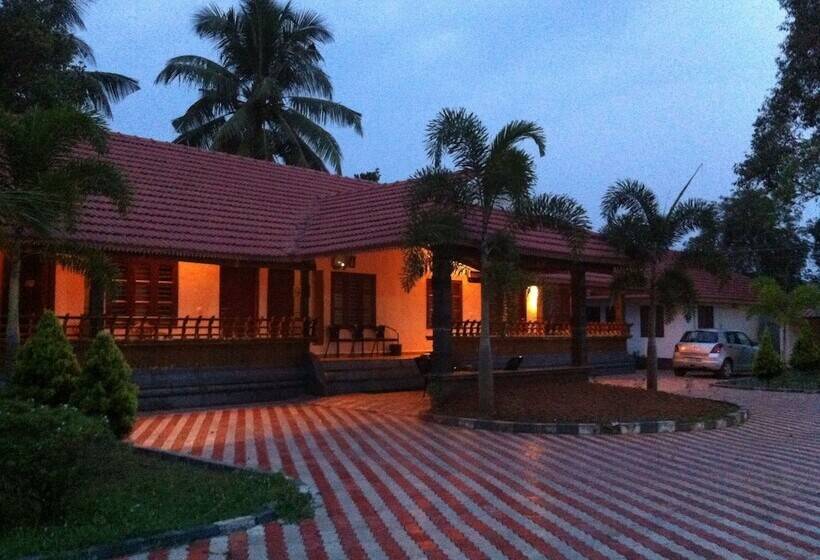 פנסיון Baywatch Beach Resort