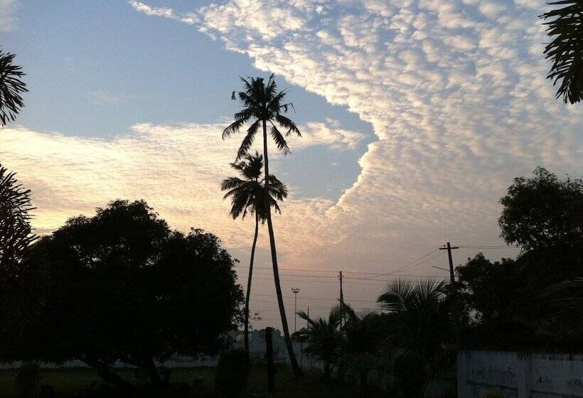 פנסיון Baywatch Beach Resort