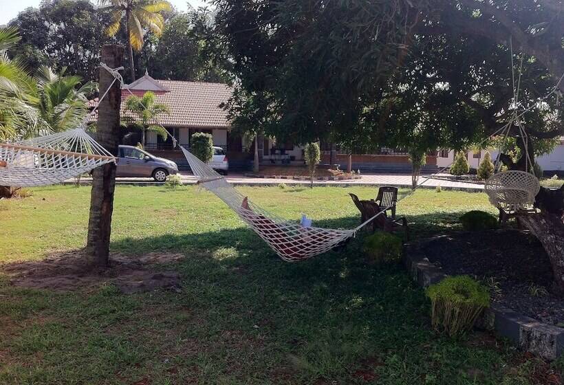 פנסיון Baywatch Beach Resort