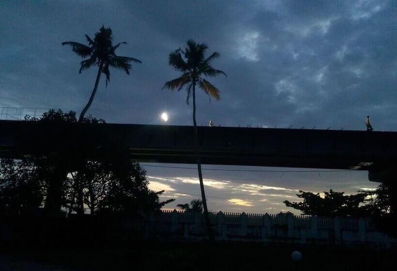 פנסיון Baywatch Beach Resort