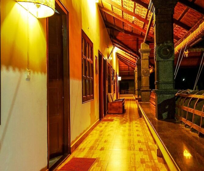 פנסיון Baywatch Beach Resort