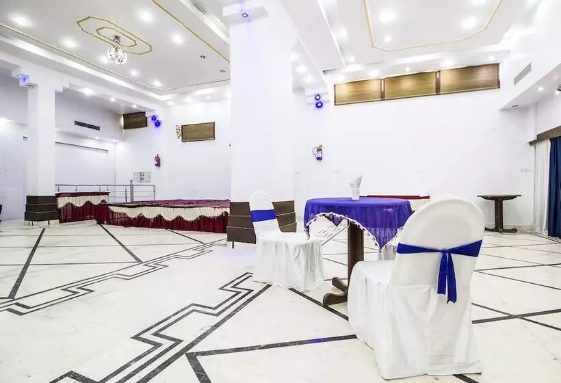 Fabhotel Mayfair Inn