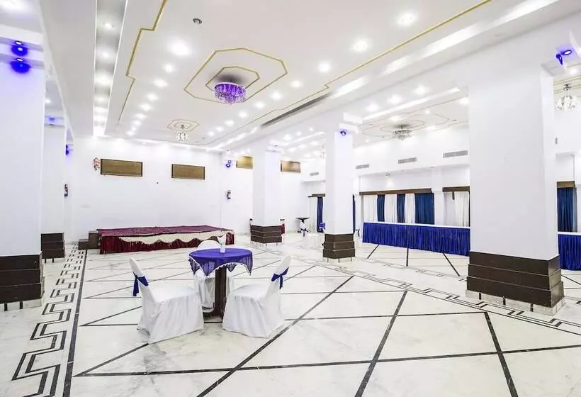 Fabhotel Mayfair Inn