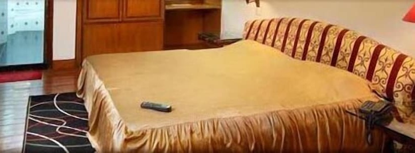 Fabhotel Mayfair Inn