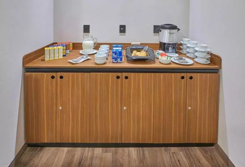 ホテル City Express Suites By Marriott Silao Aeropuerto