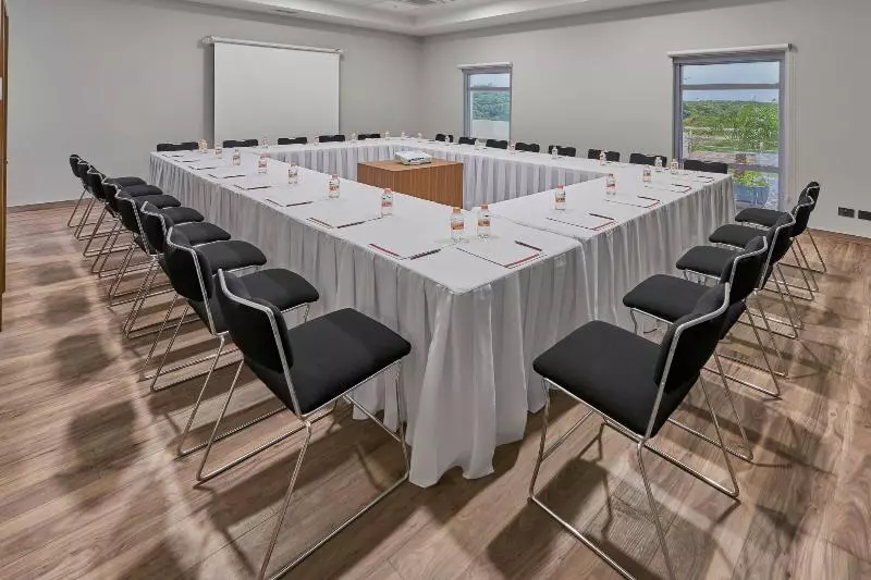 ホテル City Express Suites By Marriott Silao Aeropuerto