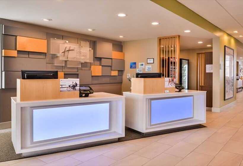 هتل Holiday Inn Express & Suites Parkersburg East, An Ihg